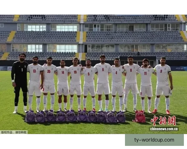 伊朗男足含泪唱国歌悼念空袭遇难学生 伊朗男足含泪唱国歌悼念空袭遇难学生